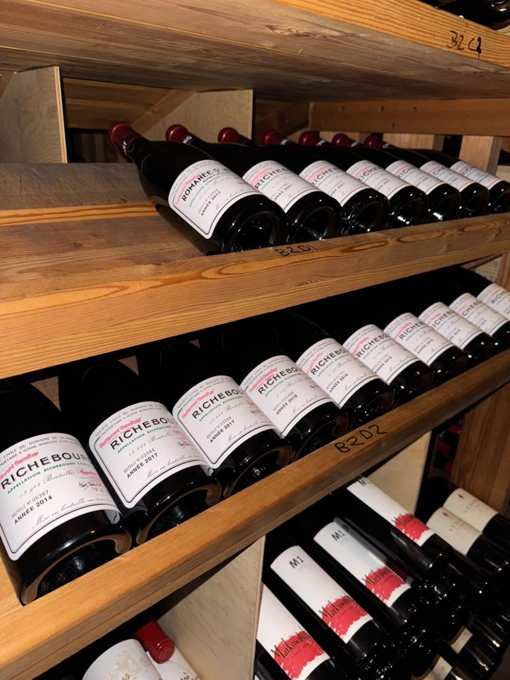 Weinregal im Weinkeller der Sansibar