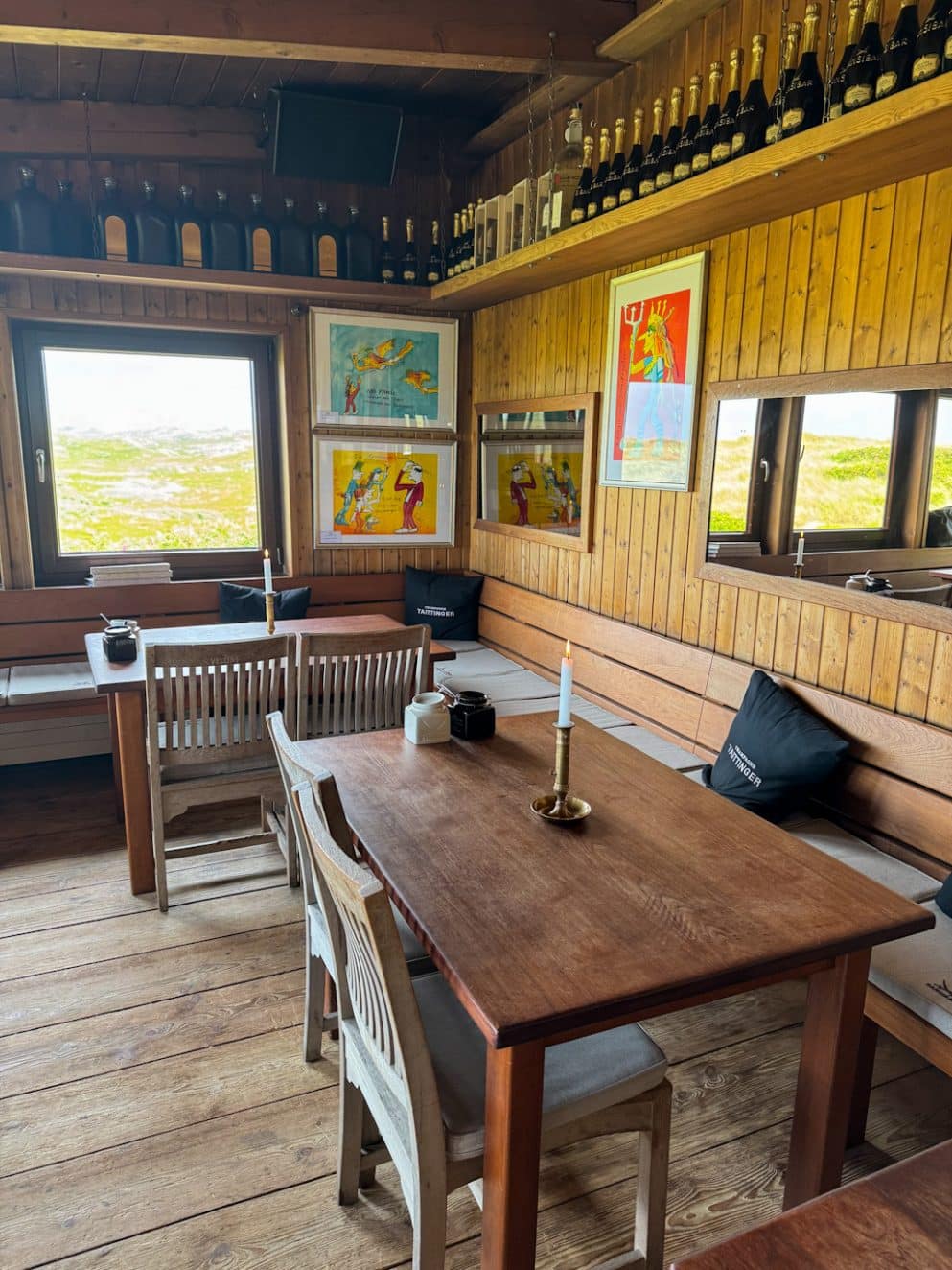 Holztisch in der Sansibar mit einzelner Kerze und Blick Richtung Fenster