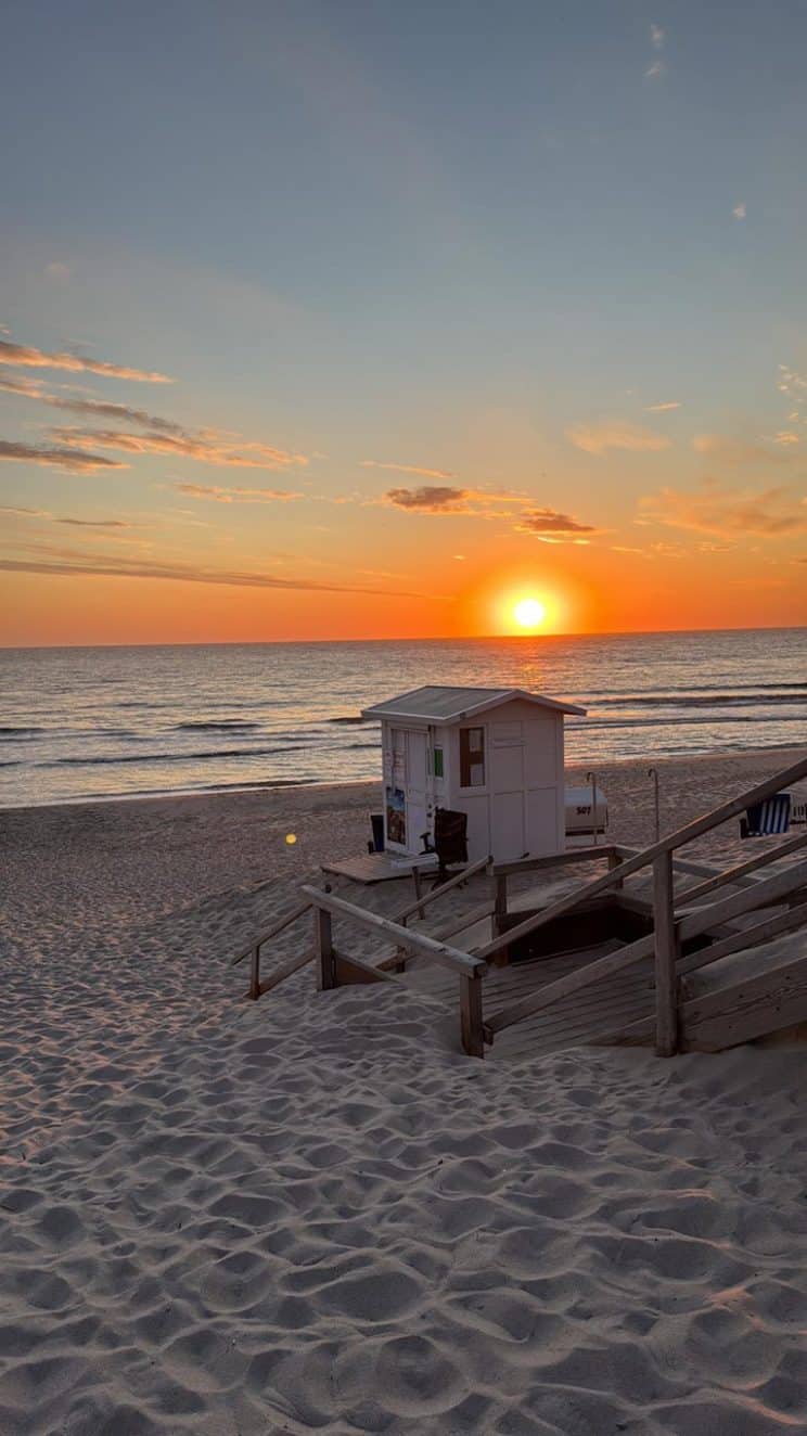 Weite über dem Strand bei Sonnenuntergang