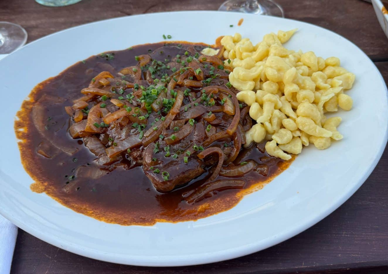 Zwiebelrostbraten mit Spätzle und Zwiebelsauce