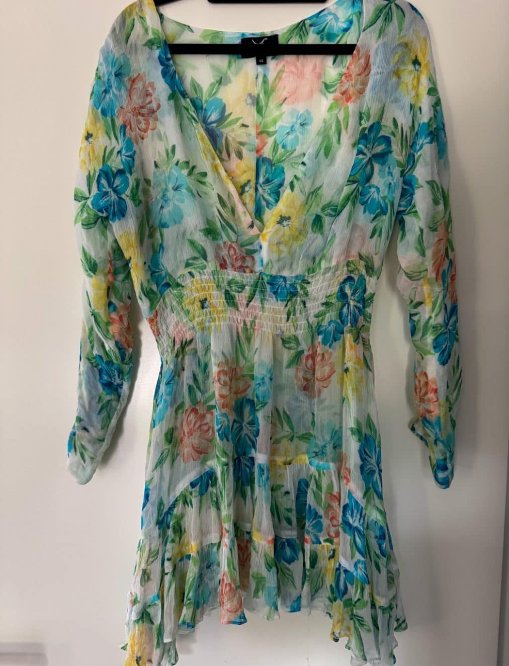 Blumiges Strandkleid aus dem Sansibar Store mit langen Ärmeln und smockartigem Oberteil