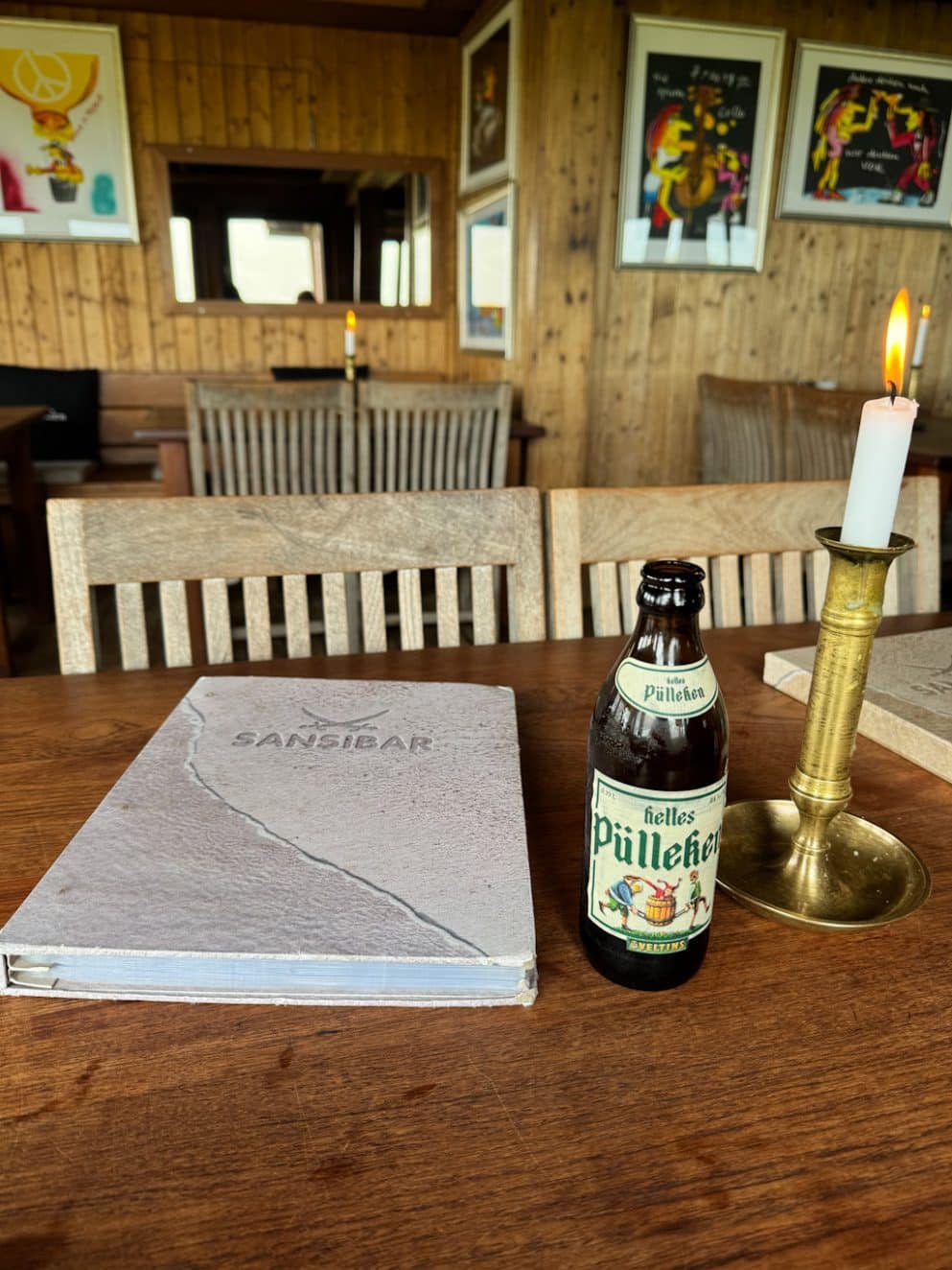 Tisch mit Kerze im Innenbereich der Sansibar, schlicht und stilvoll