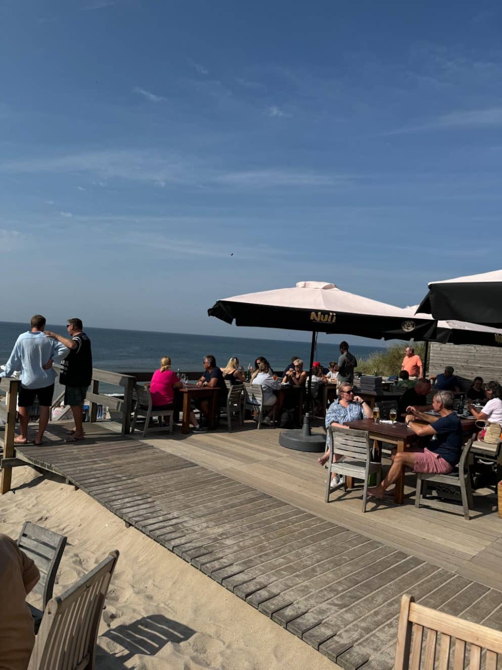 Belebte Terrasse vor dem Sansibar Strandstore