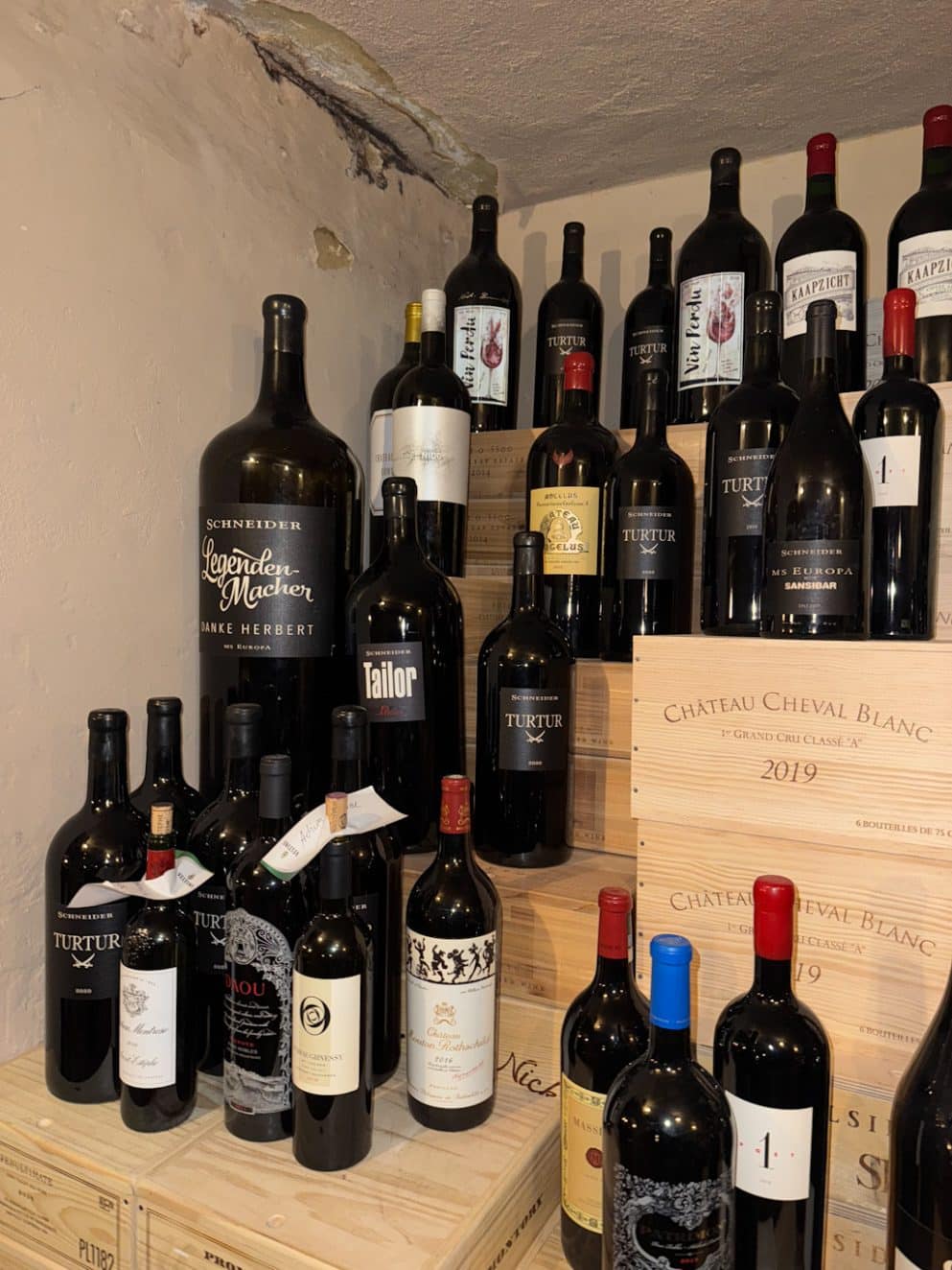 Weinlager in klassischem Keller