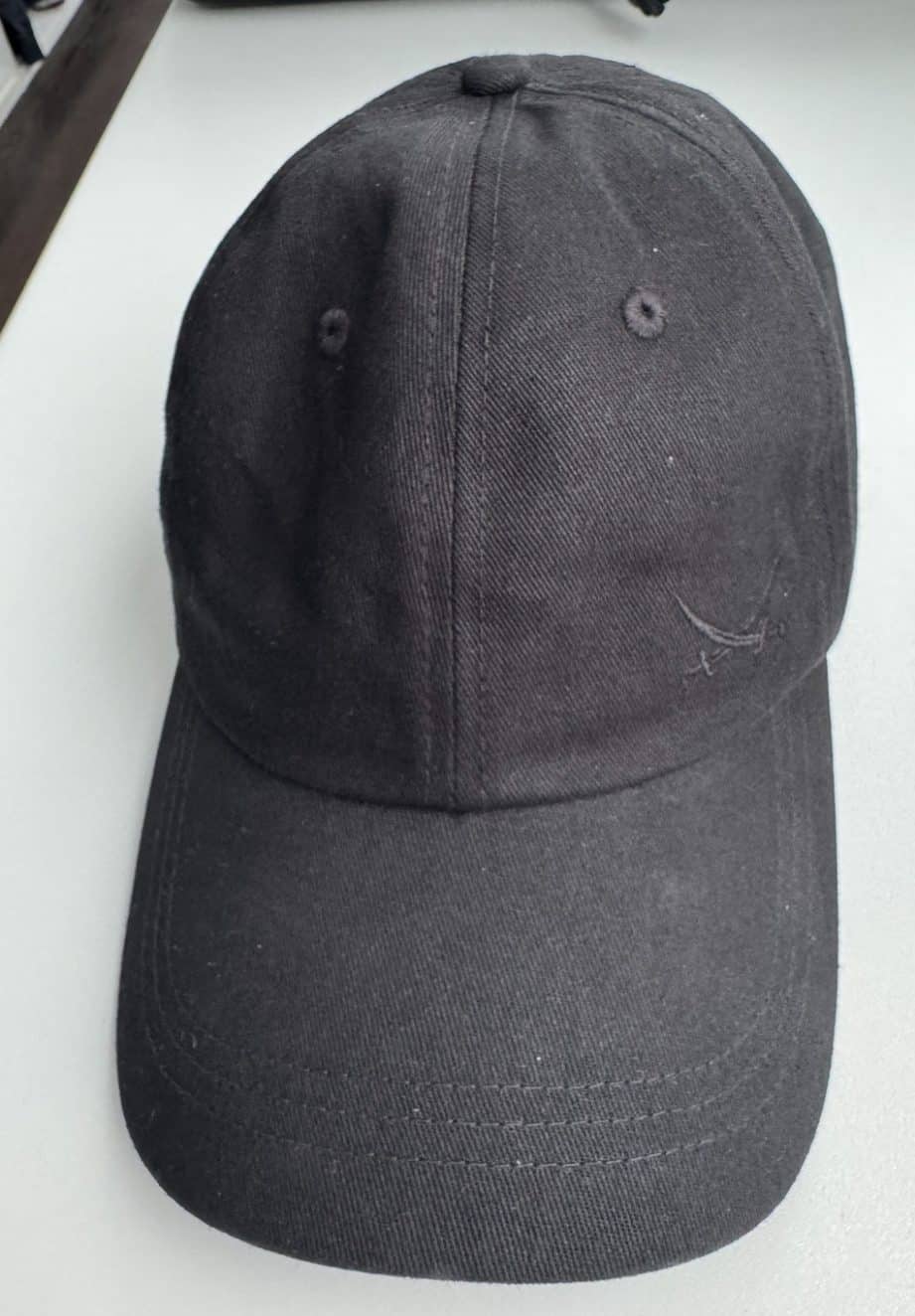 Schwarze Cap aus dem Sansibar Store mit dezenter Logostickerei