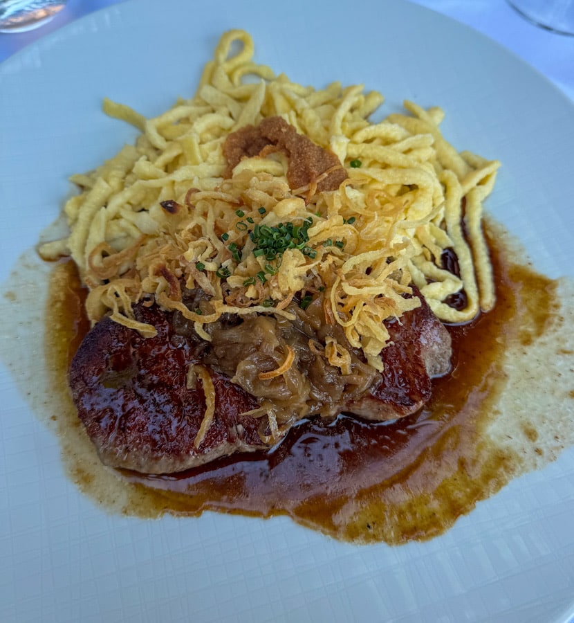 Zwiebelrostbraten mit Röstzwiebeln, Soße und Spätzle im Heinzler Restaurant