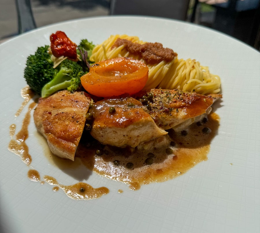 Gebratenes Hähnchenbrustfilet mit Nudeln und Gemüse im Heinzler Restaurant am Bodensee
