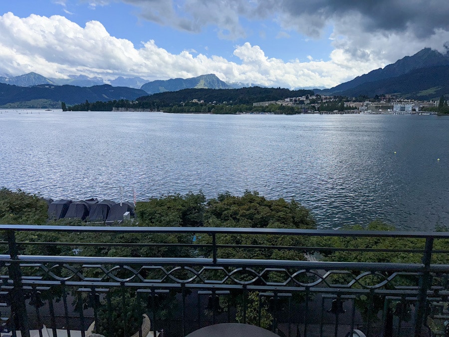 Blick vom Balkon des Mandarin Oriental Luzern auf den Vierwaldstättersee und die umliegenden Berge