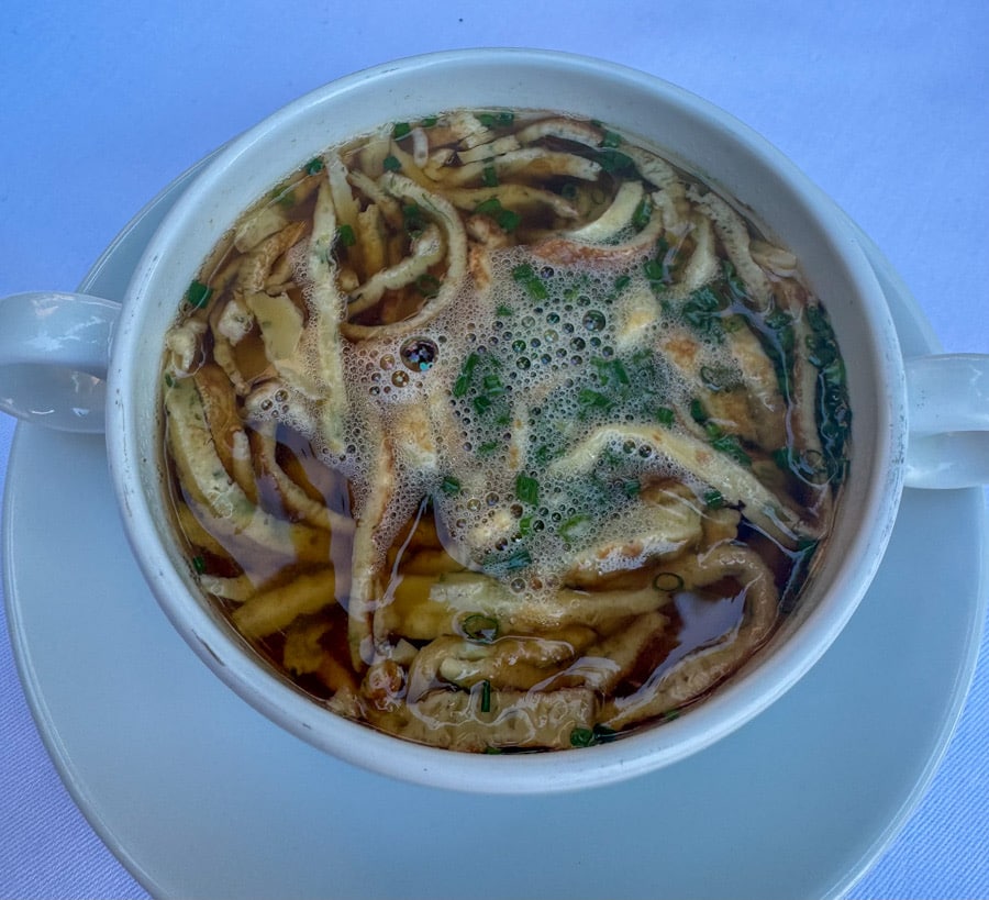 Klassische Flädlesuppe im Heinzler Restaurant am Bodensee