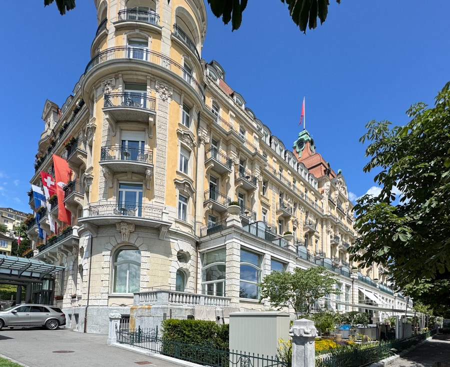 Außenansicht des Mandarin Oriental Palace Luzern bei Sonnenschein
