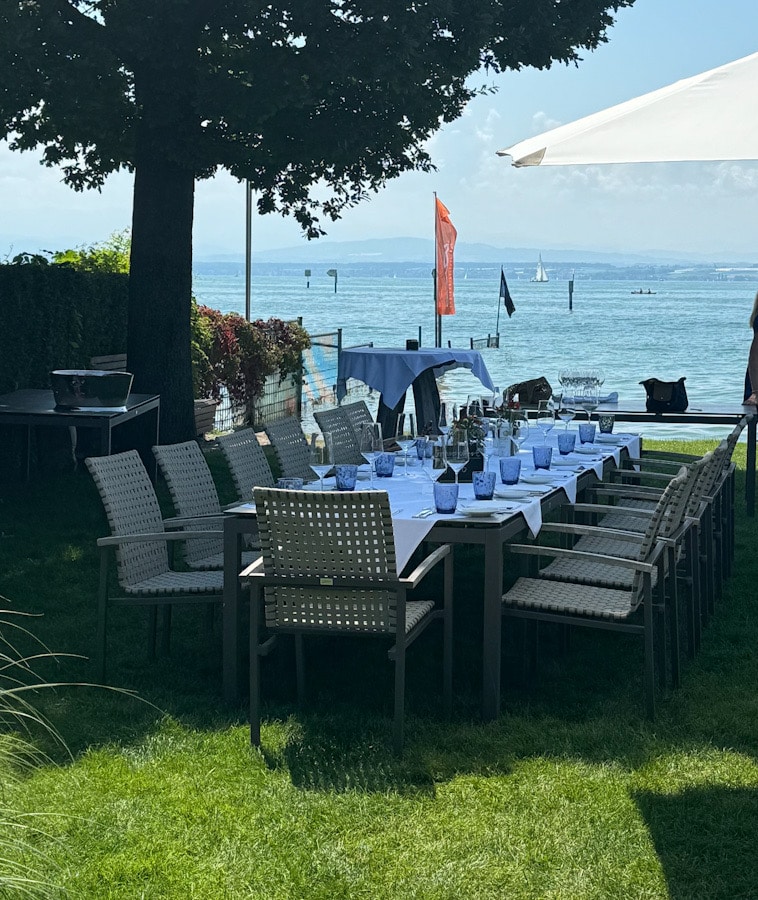 Gedeckter Tisch auf der Seeterrasse vom Heinzler am Bodensee mit Blick auf den See
