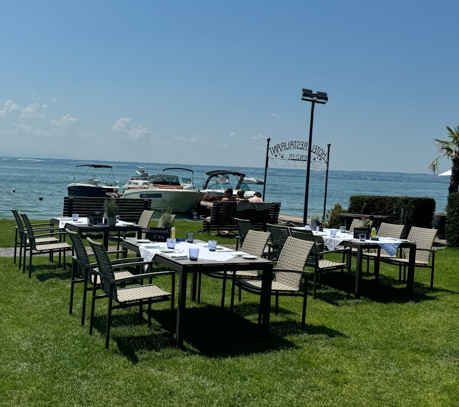 Außenbereich der Heinzler Seeterrasse mit Blick auf den Bodensee
