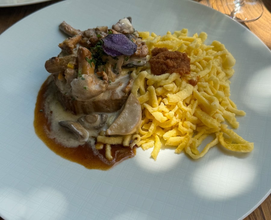 Zartes Rindfleisch mit frischen Pfifferlingen und Spätzle im Heinzler Restaurant