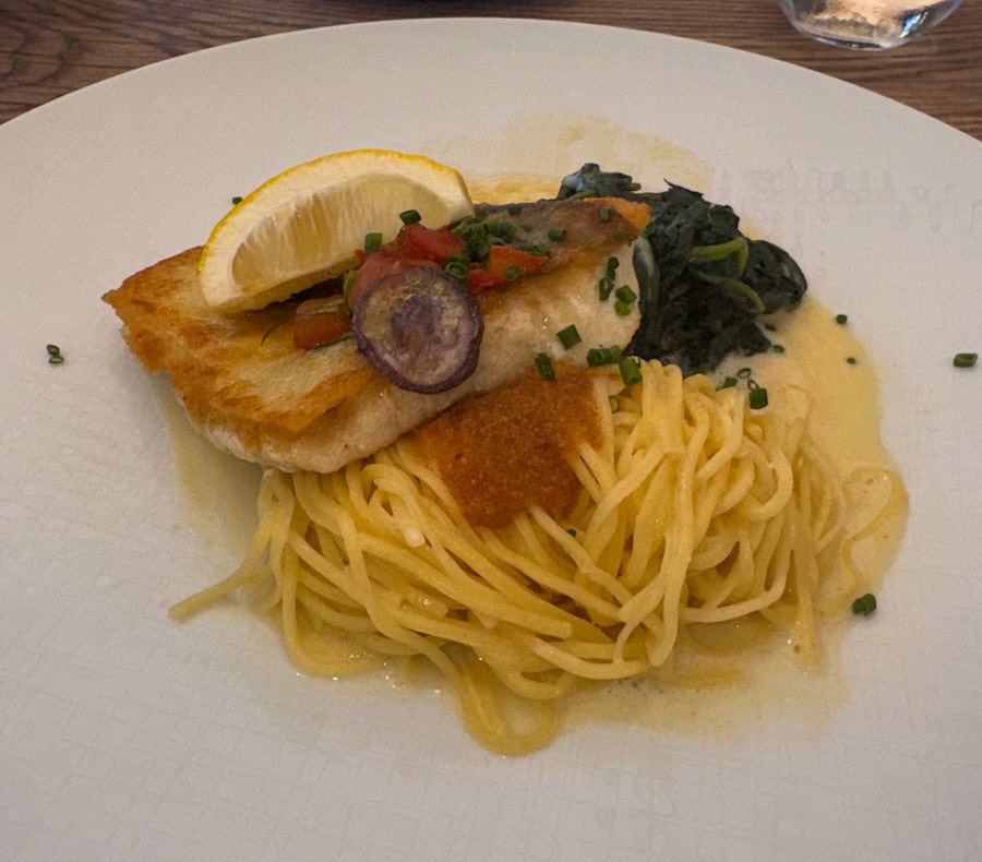 Fischfilet mit Blattspinat, Riesling-Sauce und frischer Pasta im Heinzler Restaurant
