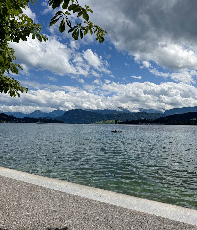 Blick auf den Vierwaldstättersee vor dem Mandarin Oriental Palace Luzern