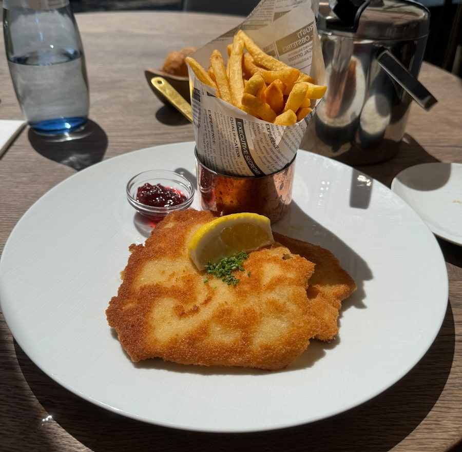Wiener Schnitzel mit Pommes im Heinzler Restaurant am Bodensee