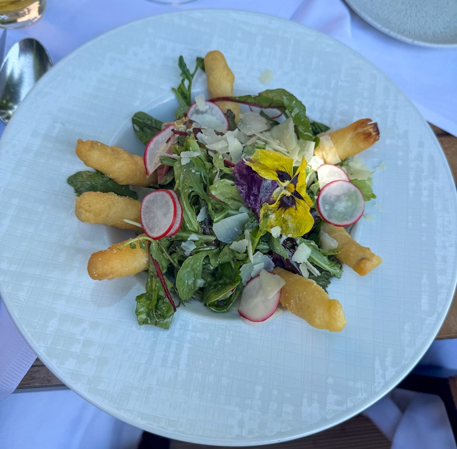 Blattsalat mit knusprig gebratenen Knusperle-Streifen im Heinzler Restaurant am Bodensee
