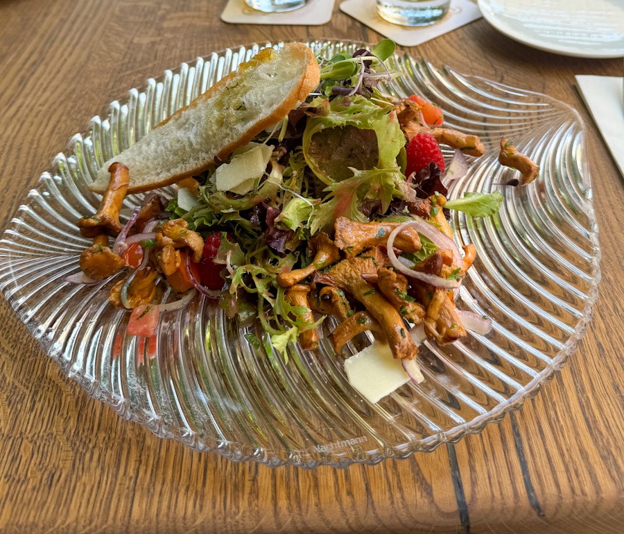 Frischer Blattsalat mit gebratenen Pfifferlingen im Heinzler Restaurant am Bodensee