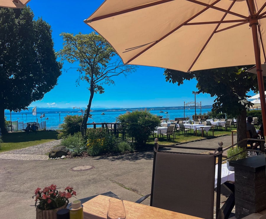 Sonniger Sitzplatz auf der Heinzler Terrasse mit Blick auf den Bodensee