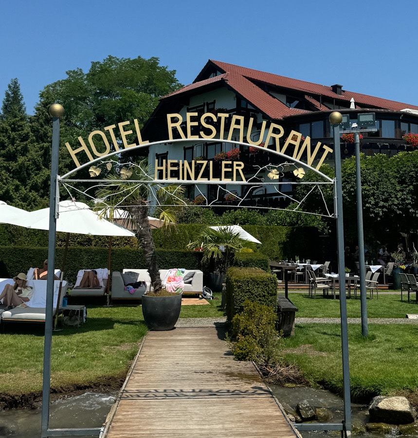 Eingang zum Hotel Restaurant Heinzler vom See aus in Immenstaad am Bodensee