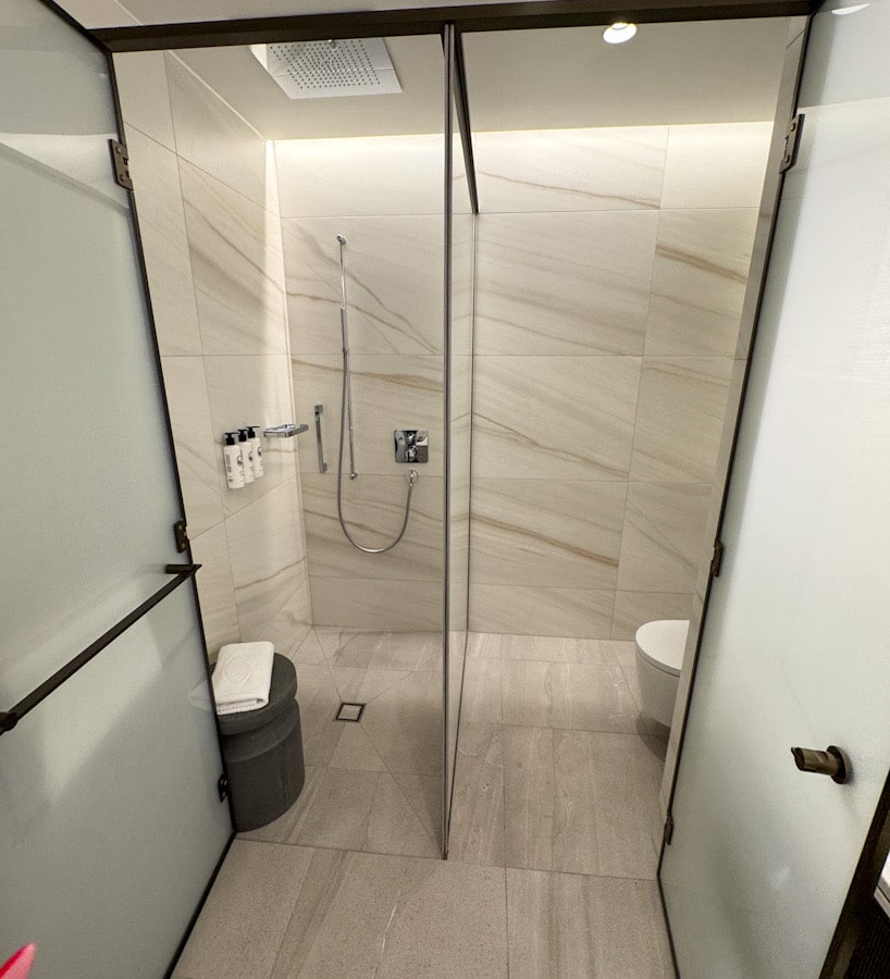 Dusche im Badezimmer des Mandarin Oriental Luzern mit Glasfront und Marmorwänden
