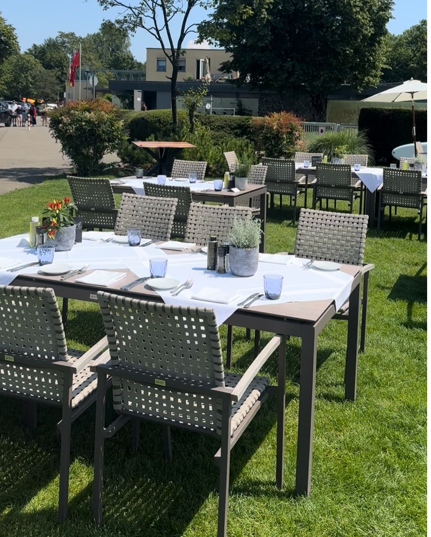 Gedeckte Tische auf der Heinzler Seeterrasse mit Blick ins Grüne