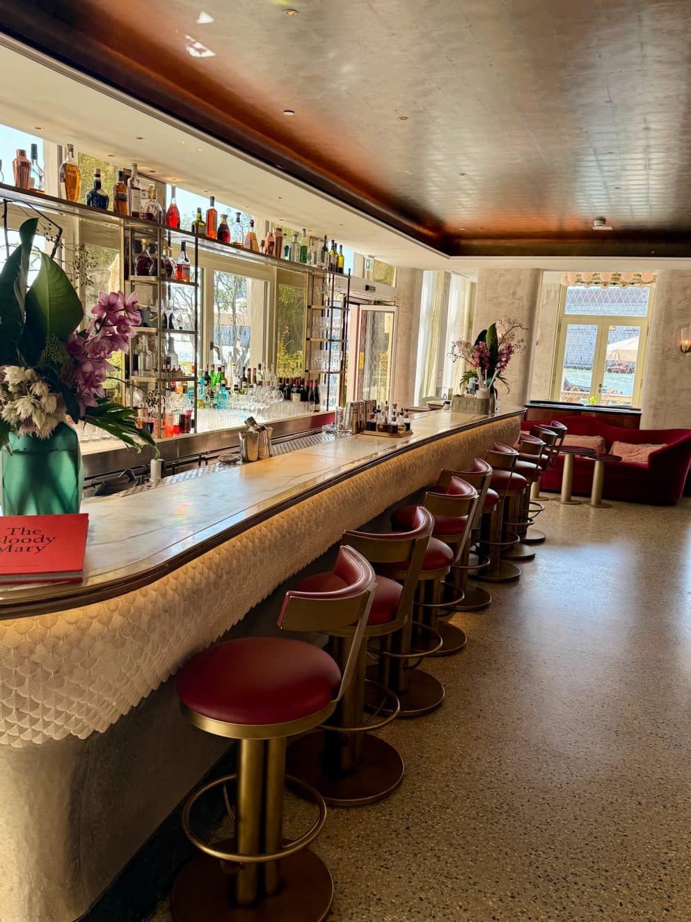 Barbereich der St. Regis Bar im The St. Regis Venice mit langer Theke
