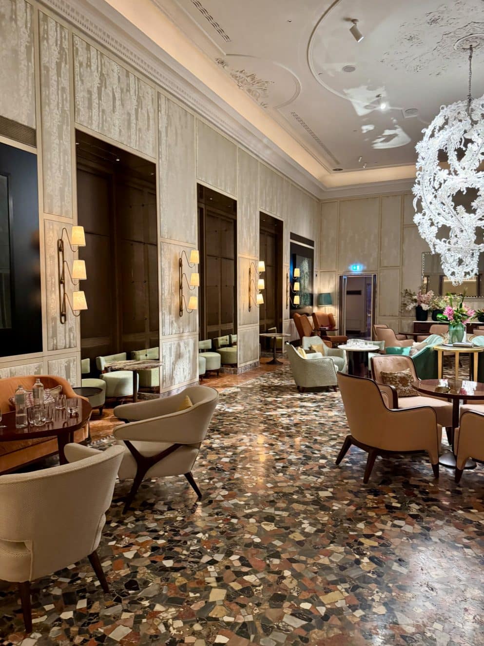 Lobby des The St. Regis Venice mit eleganten Sitzmöglichkeiten