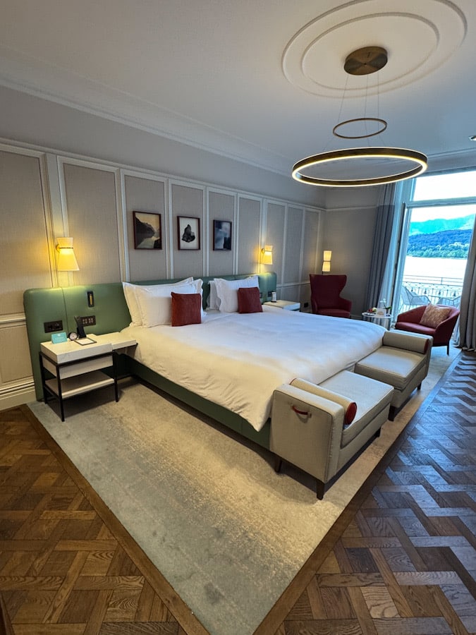Mandarin Oriental Luzern – Zimmer mit Doppelbett, Sesseln und Seeblick