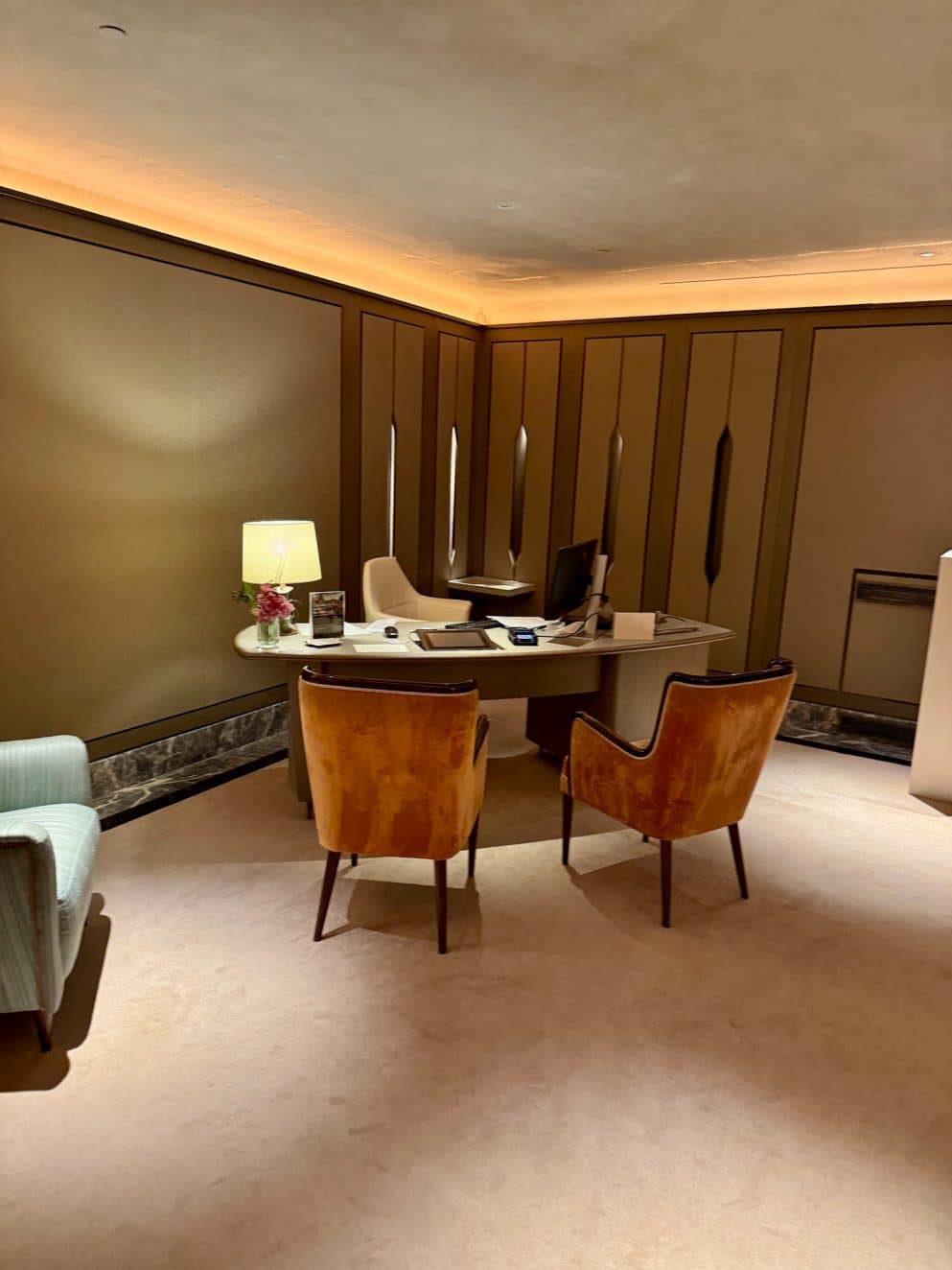 Check-in Desk im The St. Regis Venice mit stilvoller Ausstattung