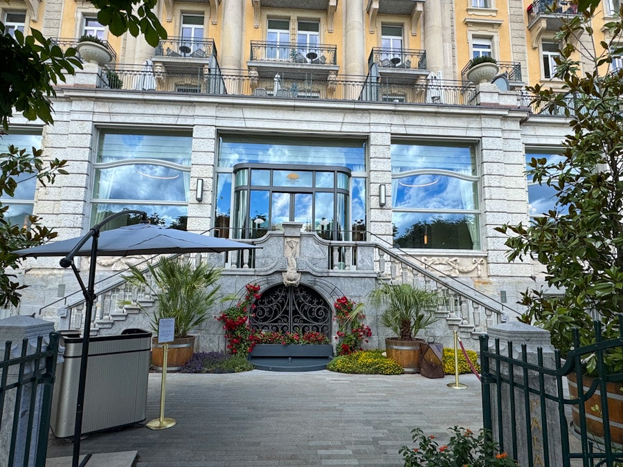 Seitlicher Eingang des Mandarin Oriental Palace Luzern vom See aus