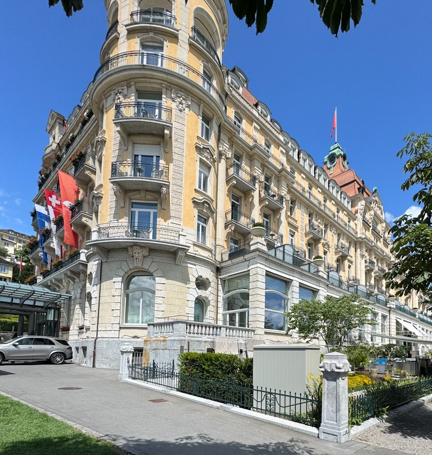 Seitenfassade des Mandarin Oriental Palace Luzern bei Sonnenschein