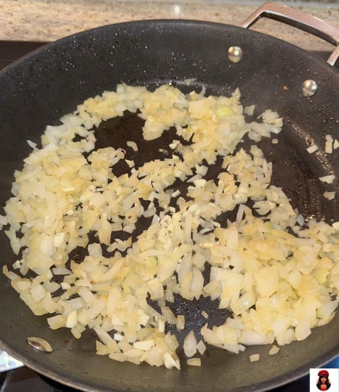 Zwiebeln und Knoblauch fein gehackt und glasig angebraten in einer Pfanne