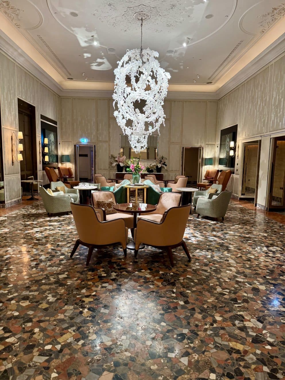 Lobby im The St. Regis Venice mit eleganter Blumendekoration
