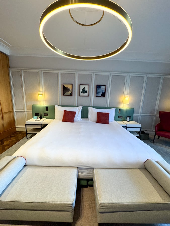 Blick auf das große Bett im Zimmer des Mandarin Oriental Luzern
