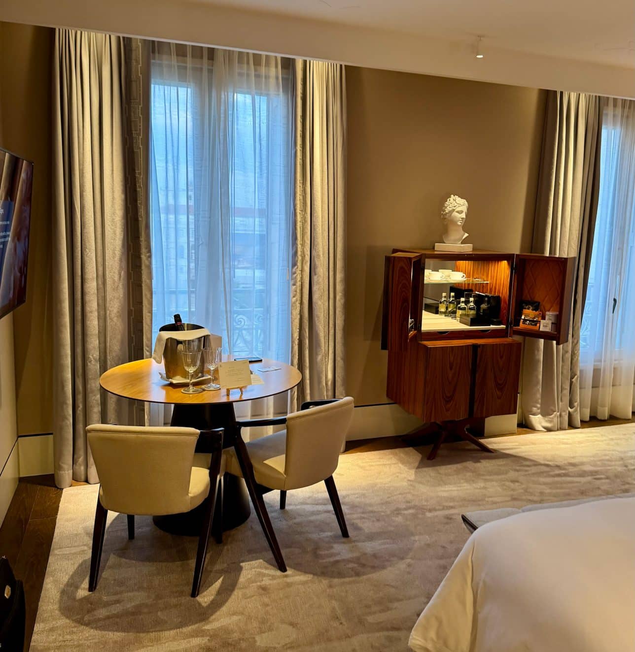 Zimmer im The St. Regis Venice mit Tisch, Stühlen und Minibar