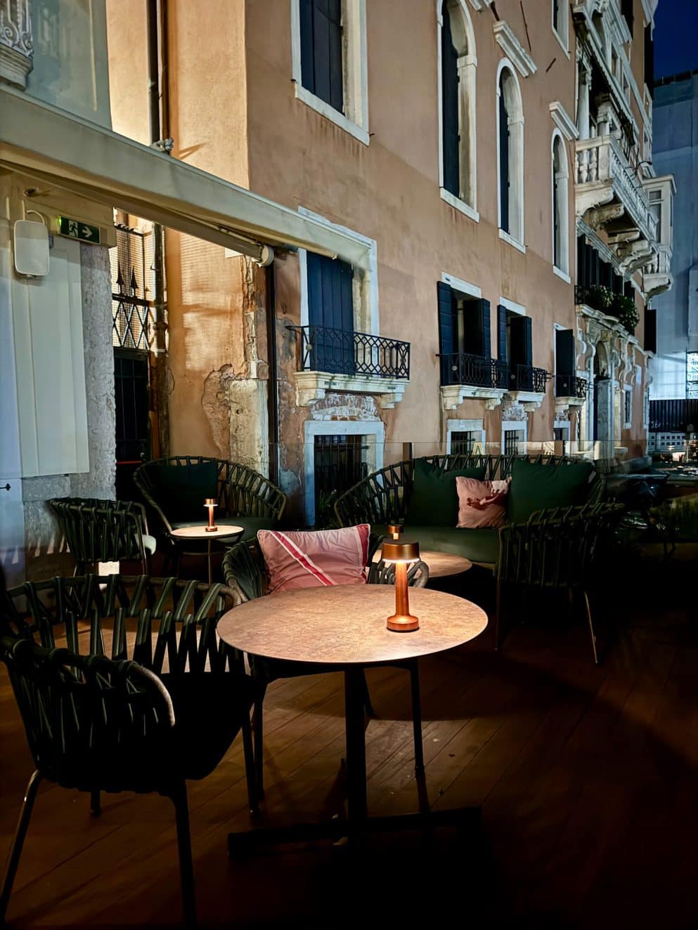 Außenbereich der Arts Bar im The St. Regis Venice