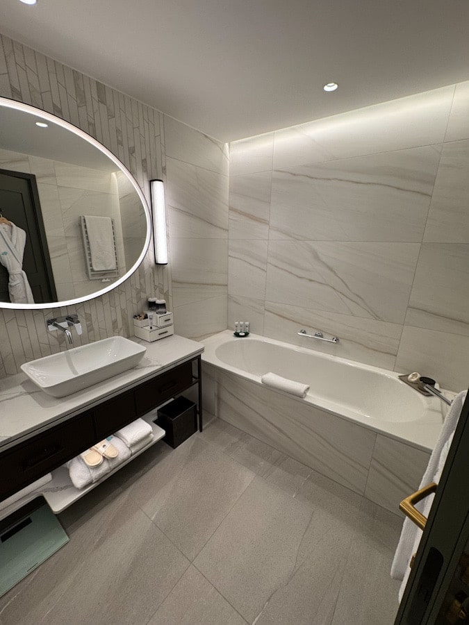 Modernes Badezimmer im Mandarin Oriental Luzern mit Badewanne und Doppelwaschbecken