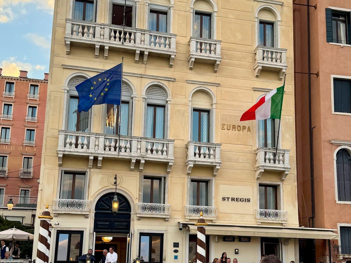Das St. Regis Venice vom Canal Grande aus gesehen – elegante Fassade direkt am Wasser