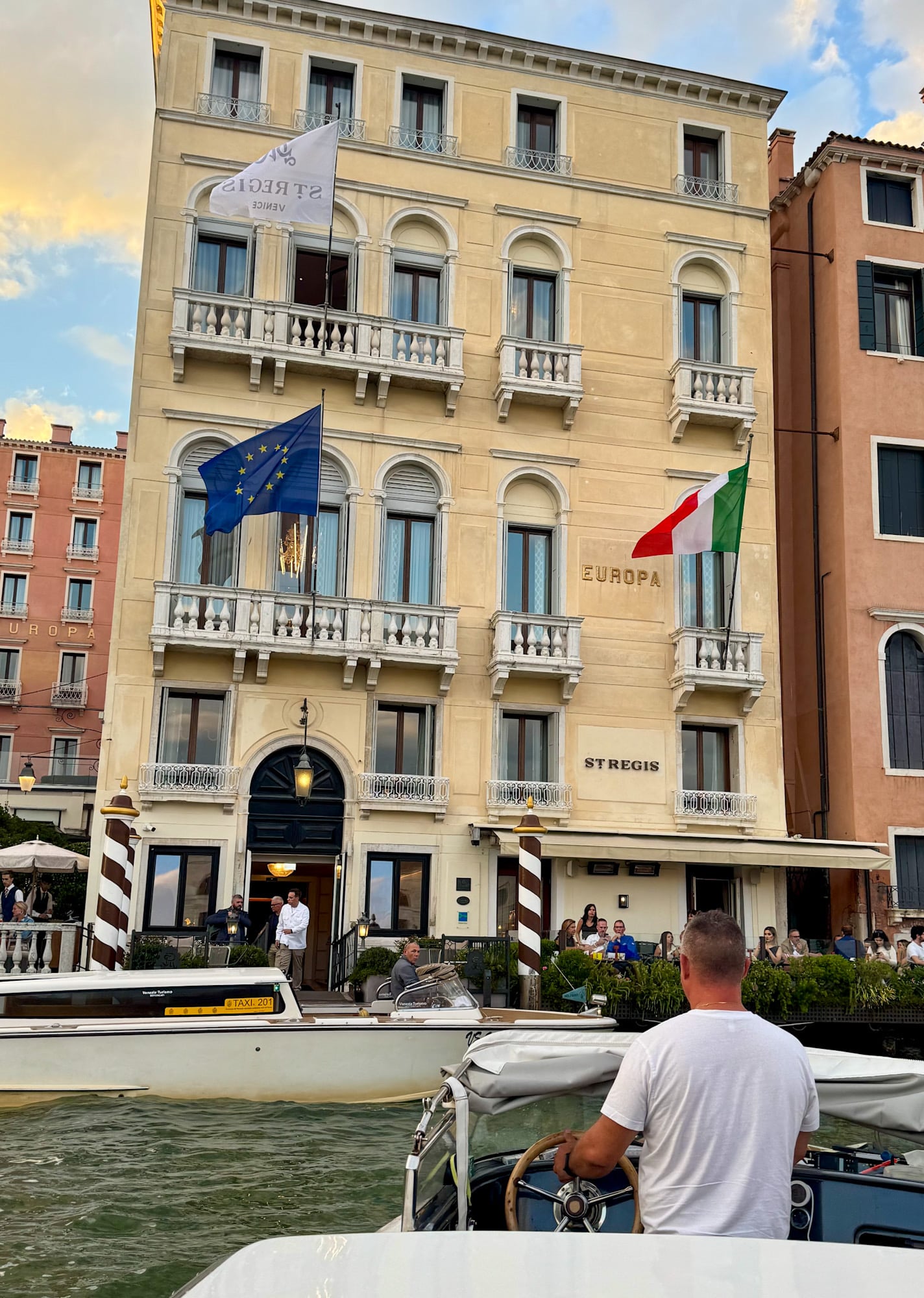 Das St. Regis Venice vom Canal Grande aus gesehen – elegante Fassade direkt am Wasser