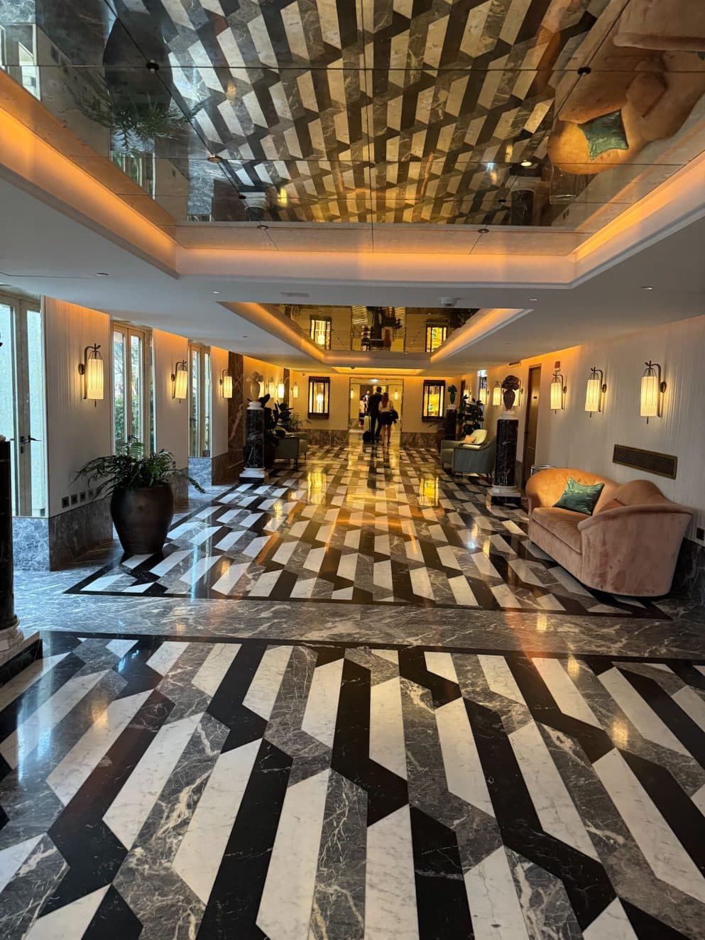 Eingangsbereich des The St. Regis Venice auf dem Weg zur Rezeption