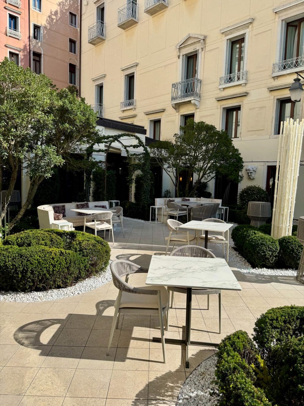 Sitzgelegenheit auf der Ginori Terrace im The St. Regis Venice