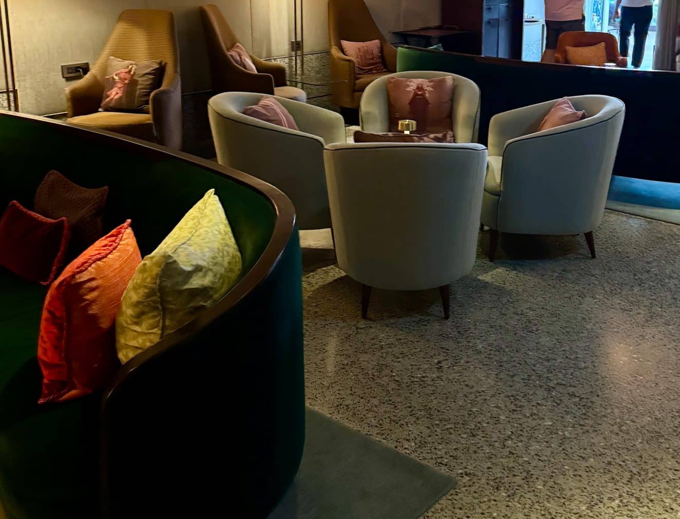 Sitzecke in der Arts Bar im The St. Regis Venice