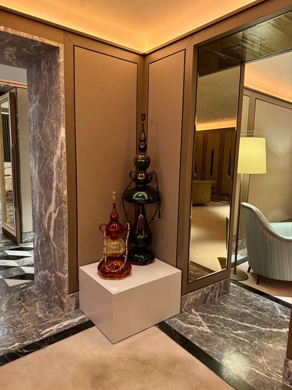 Dekorative Vase mit Blumen im Check-in Bereich des The St. Regis Venice