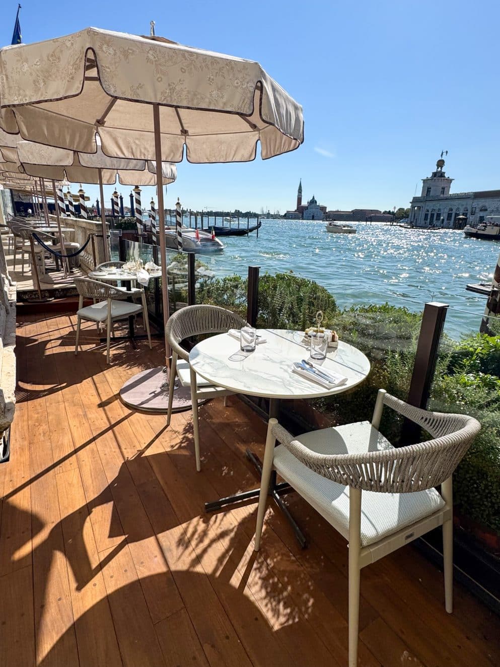 Frühstückstisch am Wasser im The St. Regis Venice