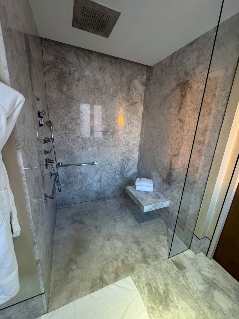 Große Dusche im Badezimmer des The St. Regis Venice