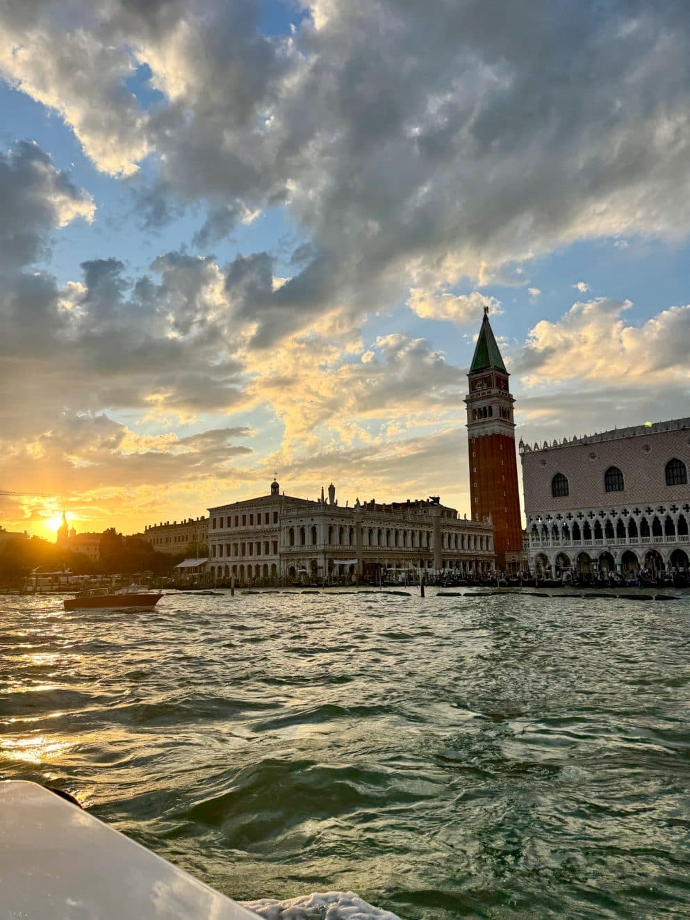 Wassertaxi bei der Abfahrt zum The St. Regis Venice mit Blick auf den Markusplatz