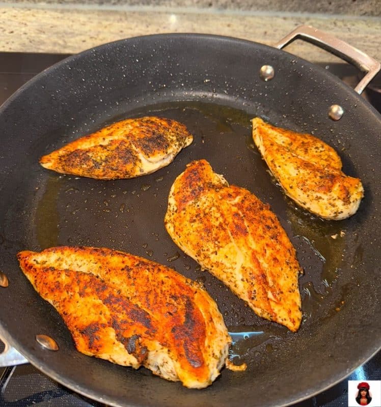 Gewürzte Hähnchenbrustfilets in der Pfanne goldbraun angebraten
