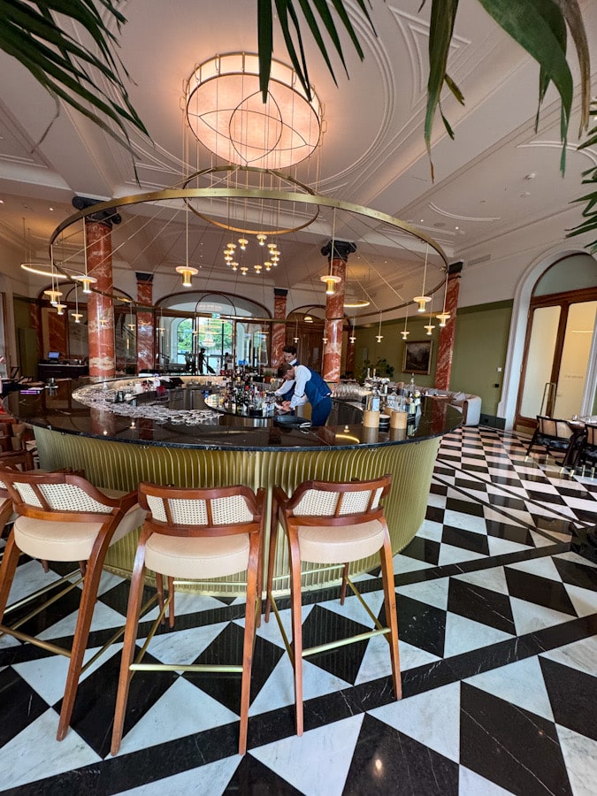 Bar- und Restaurantbereich im Mandarin Oriental Luzern mit eleganter Einrichtung