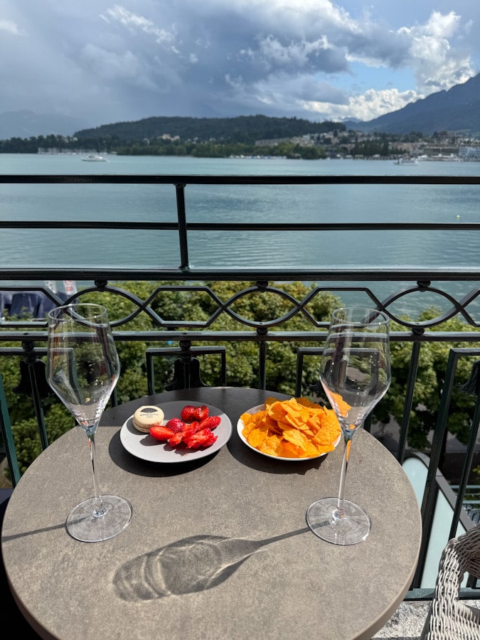 Obstteller und Champagner auf dem Balkon des Mandarin Oriental Luzern mit Seeblick